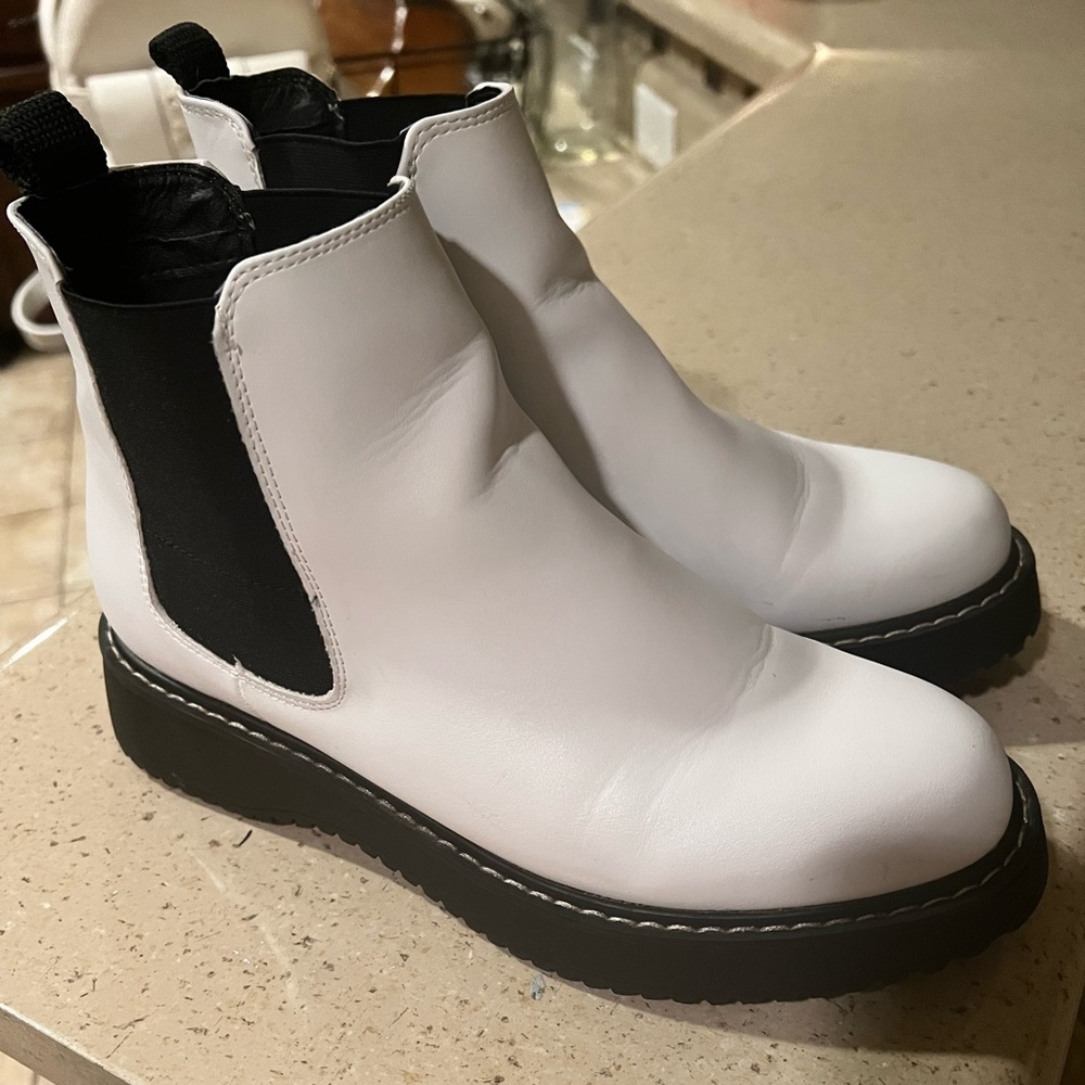Madden girl chunky soul white “Chelsea” boots women’s 7